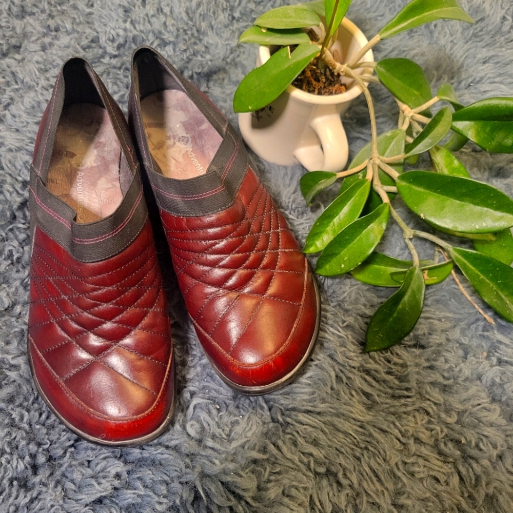 🍒 Adventure On size 8 Red Quilted Slip-On Vegan Clogs Wedge Heel Padded